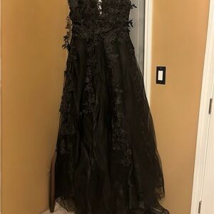Elegant Black Lace Evening Gown